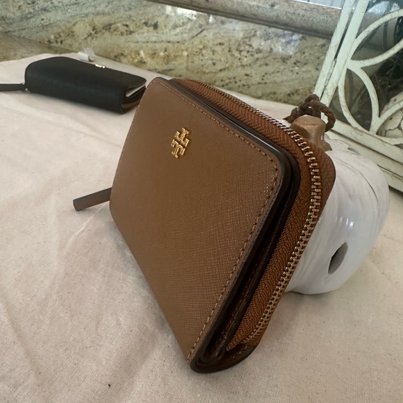 New Tory Burch Emerson leather zip around wallet - Picture 5 of 12